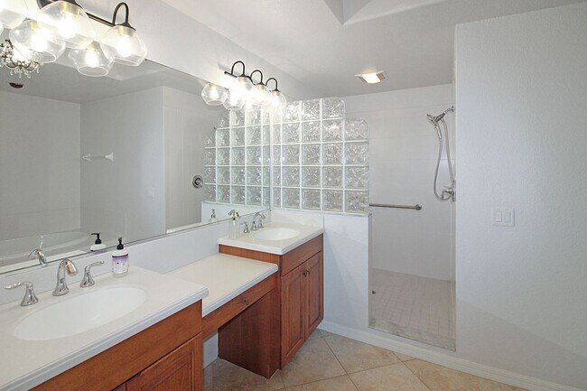 Building Photo - 1000 San Lino Cir