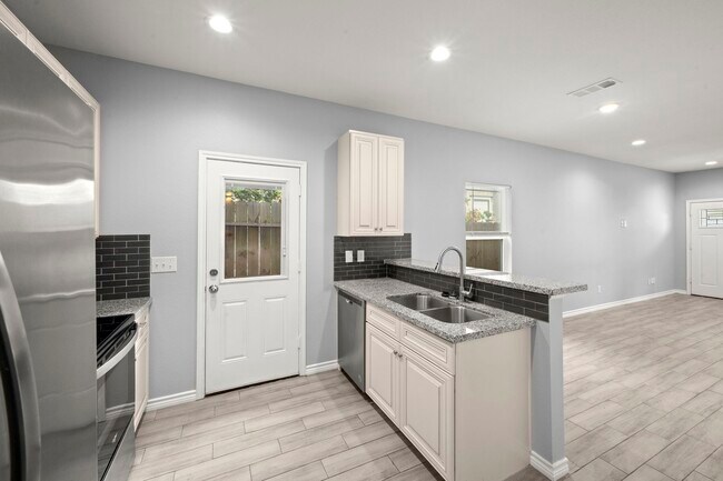 Building Photo - 16670 Meadowcroft St