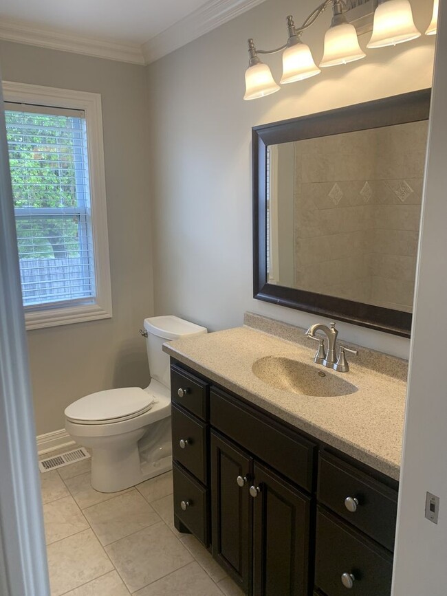 Building Photo - 3 Bed, 2 Bath Home w/ 1 Car Garage and Fen...