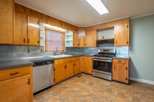 Building Photo - 3 bed and 1 bath house with fenced yard  i...