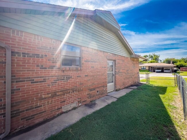 Building Photo - This Perfect Home Awaits!