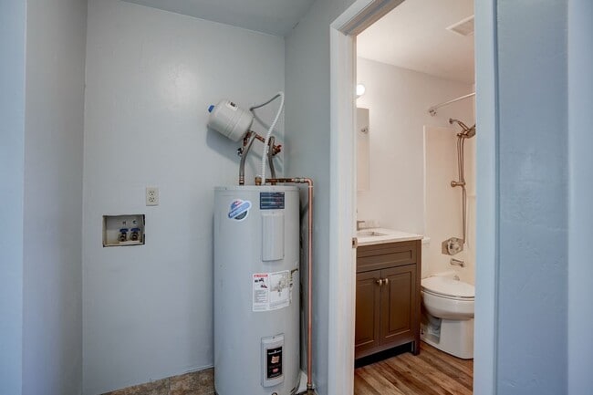 Building Photo - 2 Bedroom, 1 Bath Home For Rent in Diamond Valley!