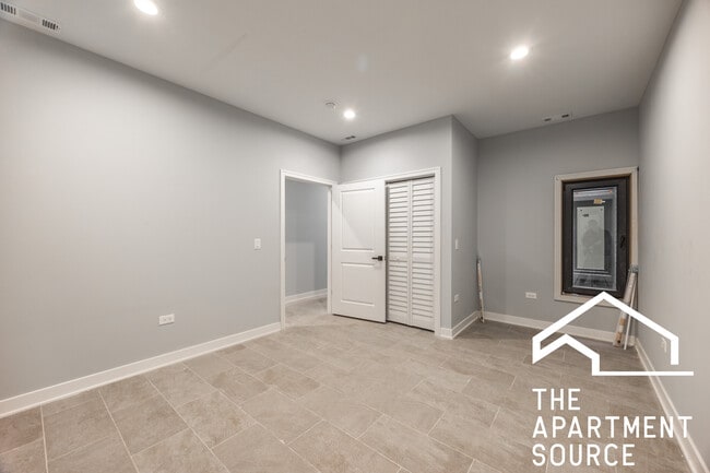 Building Photo - 5416 W Belmont Ave