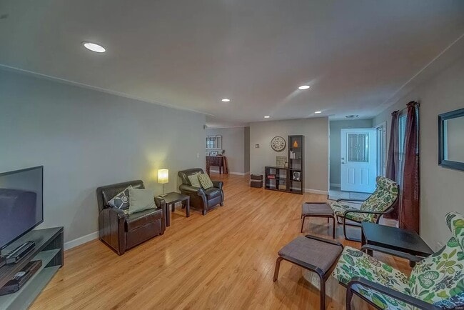 Building Photo - 2404 Wendy Way Dr