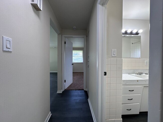 Building Photo - 490 St Bernard Dr