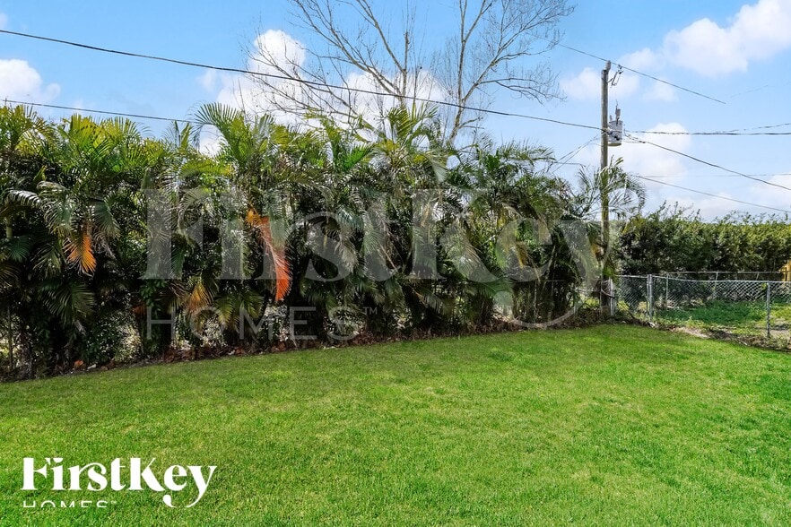 Building Photo - 8352 Bahamas Rd