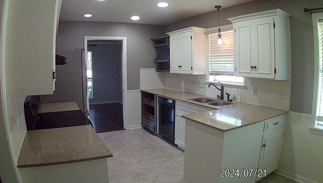Building Photo - 601 Rock Hollow Dr