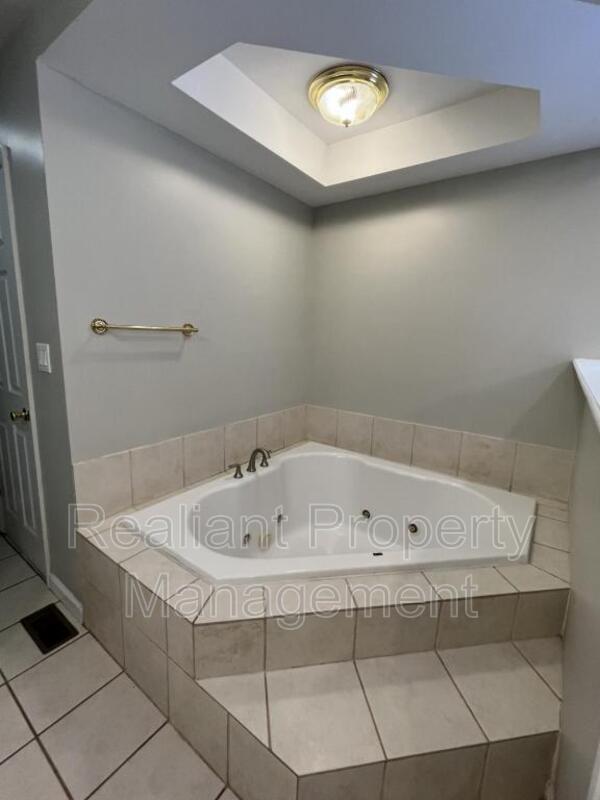 Building Photo - 1940 Pershing Rd