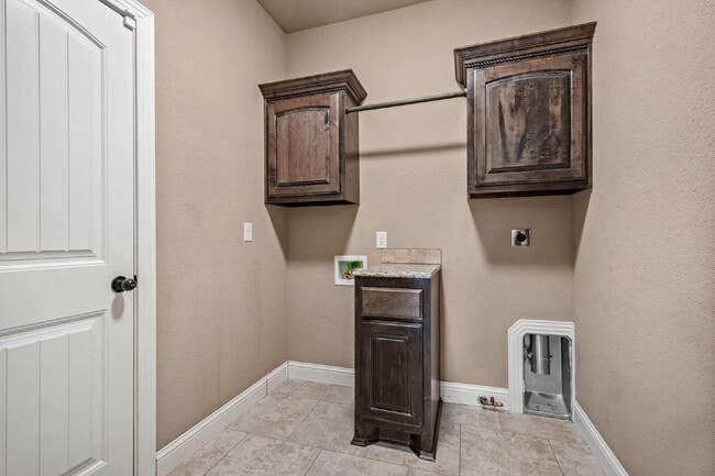 Building Photo - 4301 SW Beech Ln