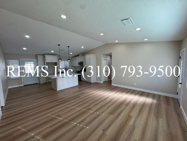 Building Photo - Remodeled Hersperia Front House with Laundry and Parking