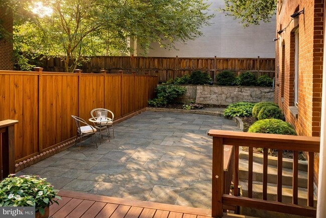 Building Photo - 2127 Leroy Pl NW