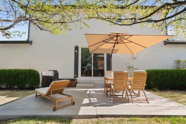 Building Photo - Central Park Prime Location Home - 3 Bed, 3 Bath, 2 Car Attached Garage