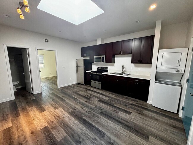 Building Photo - Newly Renovated 1 Bed/1 Bath