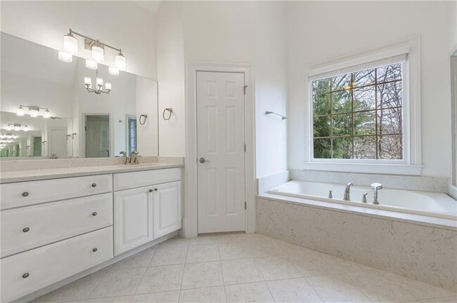 Building Photo - 125 River N Cir