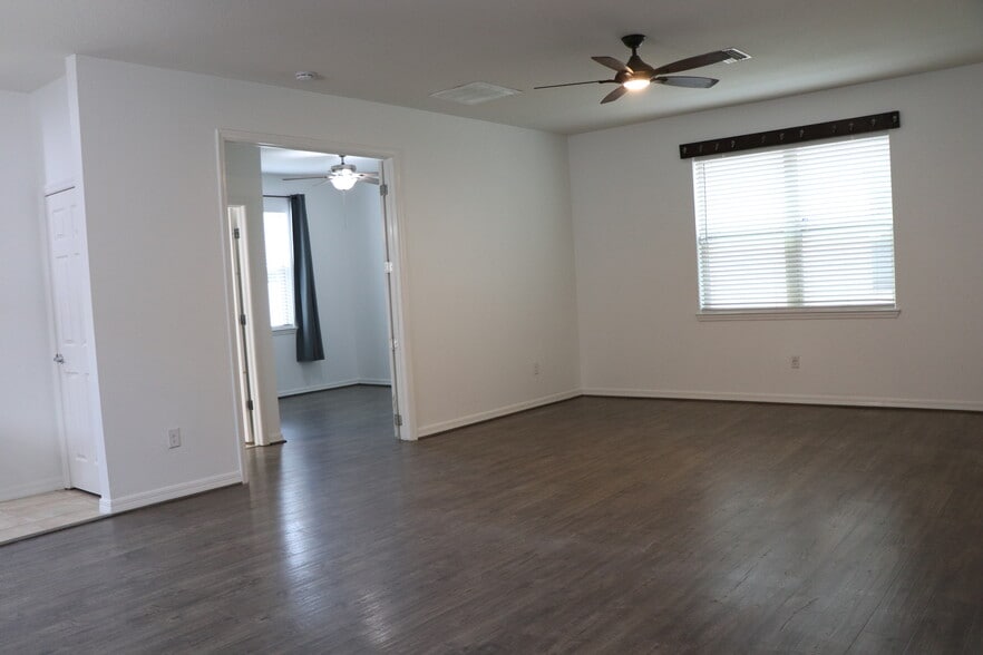 Building Photo - 5239 Fallen Leaf Dr