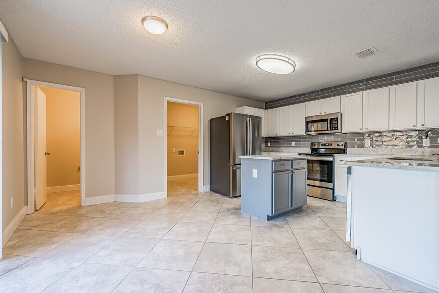 Building Photo - 813 Post Oak Trail