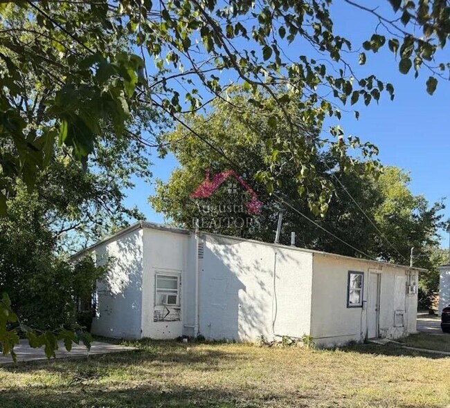 Building Photo - One Bedroom near ACU!