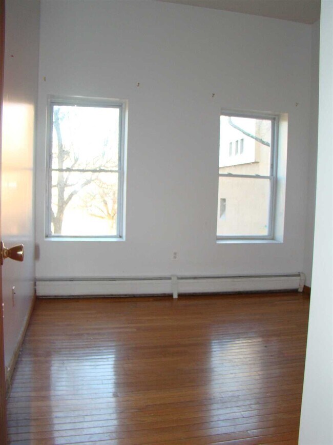 Building Photo - 9 Liberty St