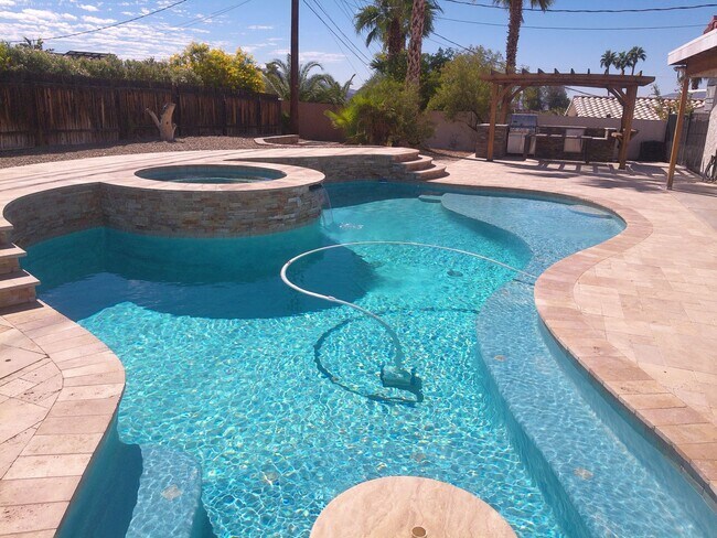 Building Photo - Pool Home 3 bedroom 2 bathroom Long term