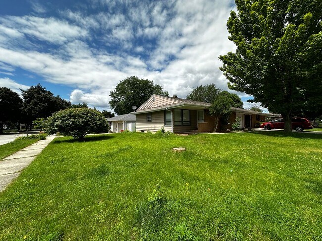 Building Photo - 490 St Bernard Dr