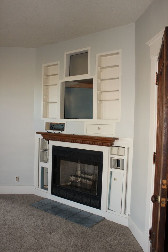 Building Photo - PRELEASING for AUGUST! Close to Campus: Dishwasher and Washer/Dryer Included