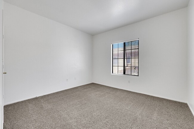 Building Photo - 2 Bedroom Condo