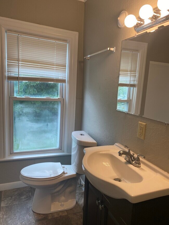 Building Photo - Gorgeous 5 bedroom 2 bath located on friendly neighborhood for rent!!!