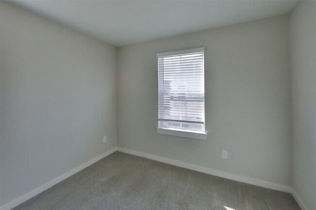 Building Photo - 9835 Willow Creek Commerce Dr