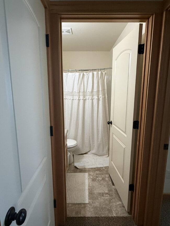 Building Photo - "Spacious 3-Bed & 2.5 Baths in 1700 Sq Ft!"