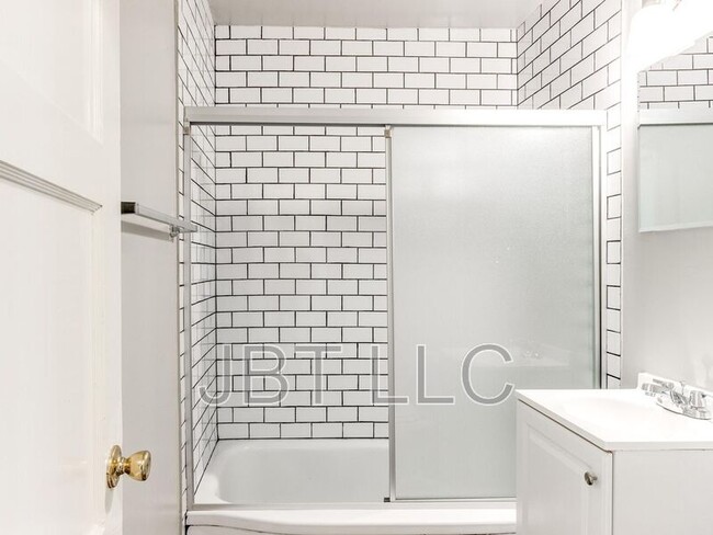 Building Photo - 314 W Peach St