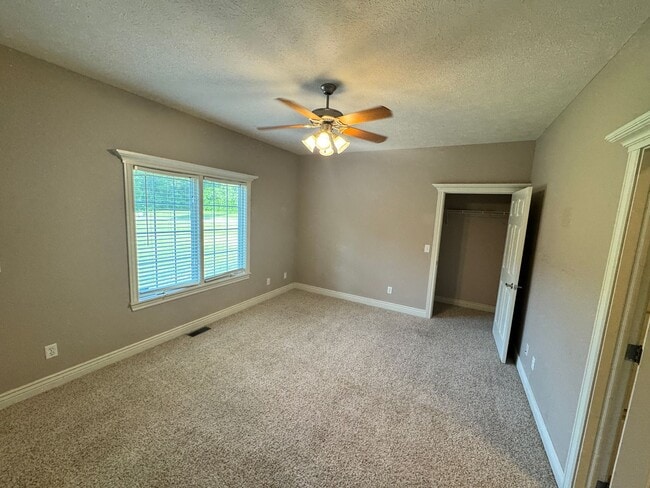Building Photo - Large and Spacious Duplex Available