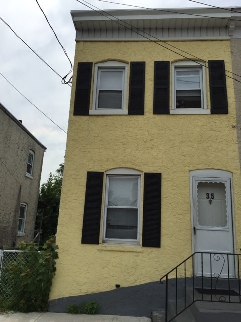 Building Photo - 35 Chase St