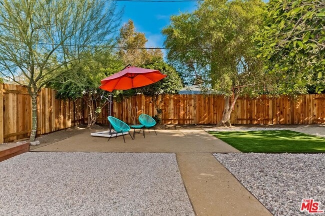 Building Photo - 7236 Encino Ave