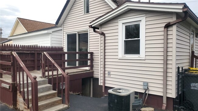 Building Photo - 2331 Edgemere Dr