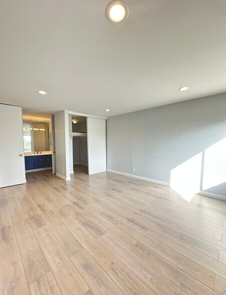 Building Photo - 6050 Canterbury Dr