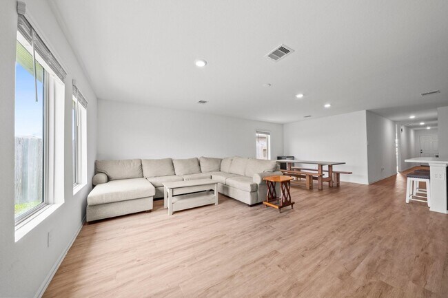 Building Photo - 18107 Rockvine Dr