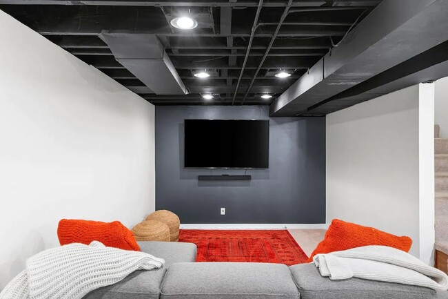 Building Photo - Stunning 3BR 3BA Fully Furnished Home w/ Granite Kitchen + Patio & Fenced Yard in Prairie Village