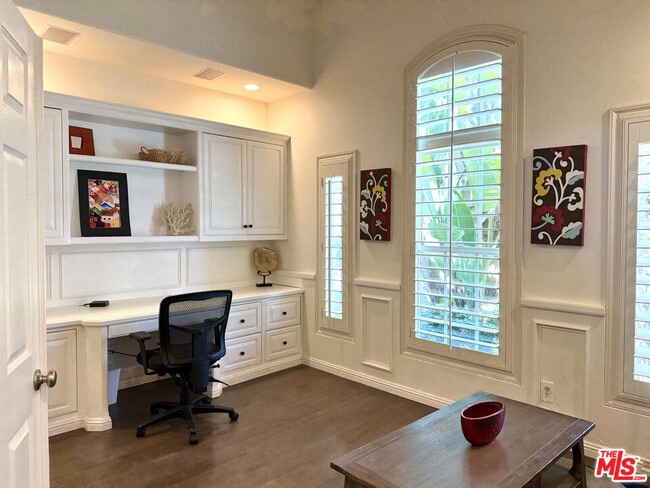 Building Photo - 5 Marisol