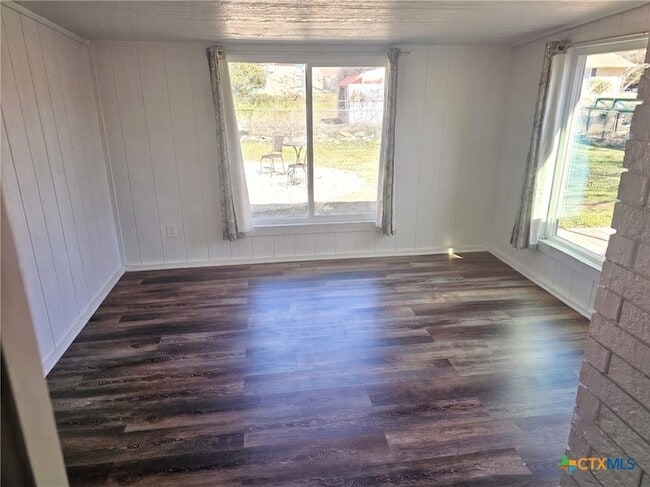Building Photo - 211 E Hogan Dr