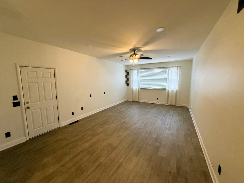 Building Photo - 2515 Richmond N