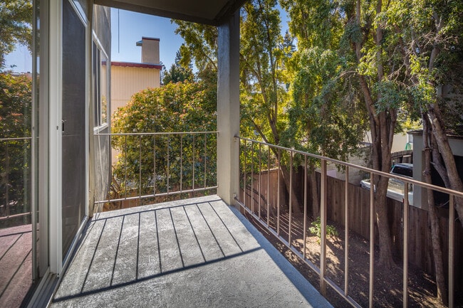 Building Photo - 540 Elm St