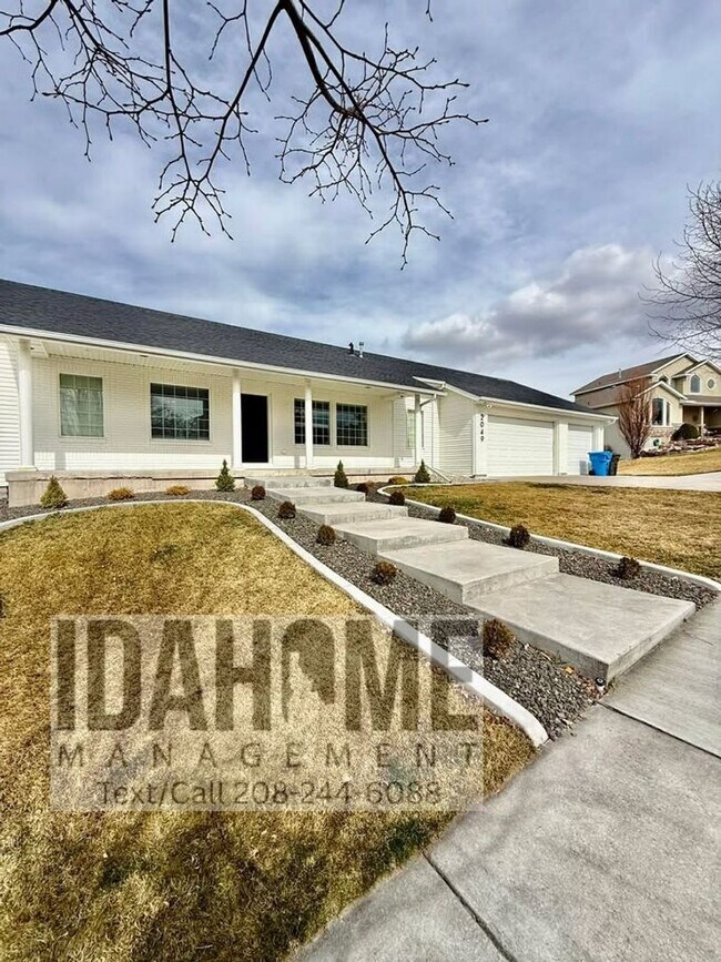 Building Photo - 2049 Sunrise Way