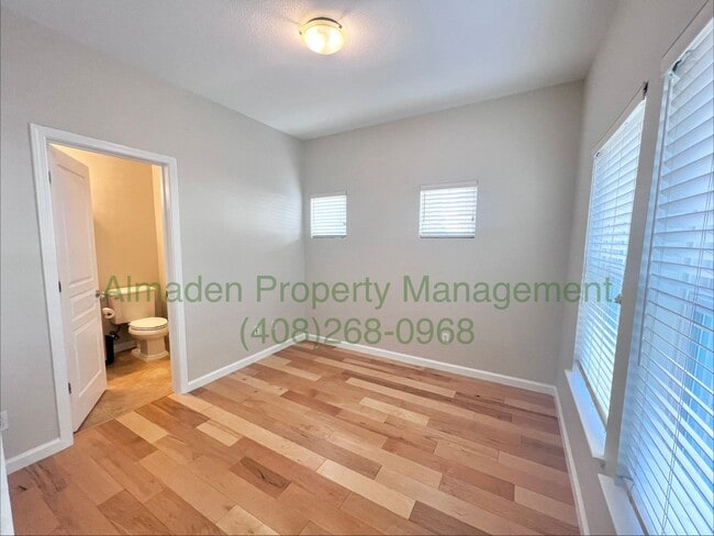 Building Photo - Newer Corner Townhome in Great Location! Central A/C & Pets Negotiable!