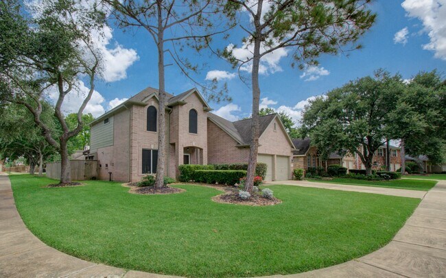 Building Photo - 3203 Blaesser Dr