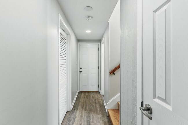 Building Photo - Spacious 4-Bedroom Home for Rent in Desira...