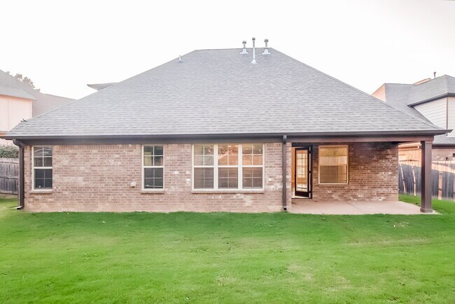 Building Photo - 6404 Rue de Paris Ln