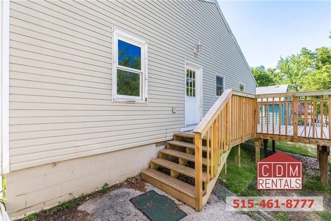 Building Photo - Cozy DSM Home near Merle Hay