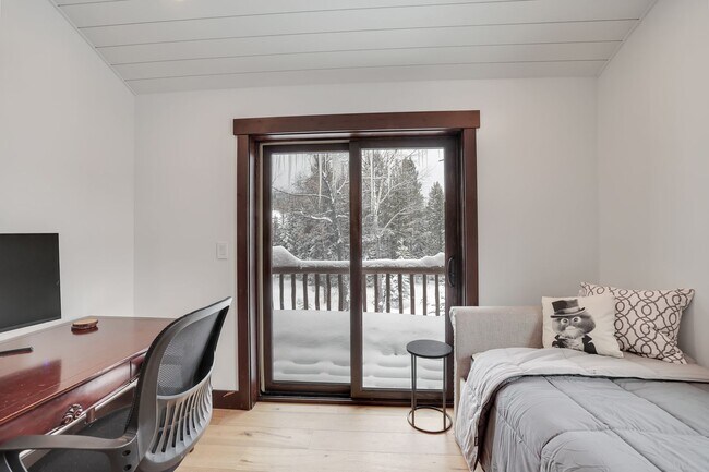 Building Photo - Luxury 3 bedoom/2.5 bathroom Home w/ Hot Tub