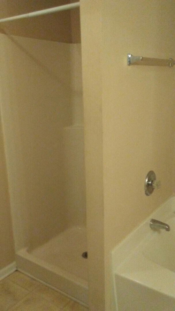 Building Photo - Available Now! 3 bed, 3 bath!