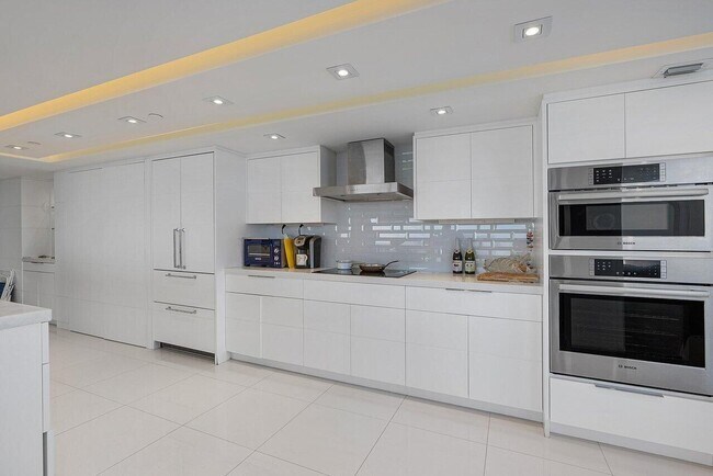 Building Photo - 3560 S Ocean Blvd